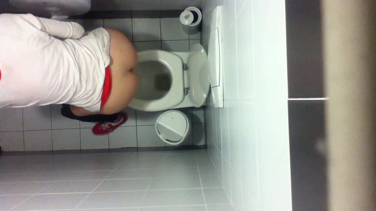 Cam voyeur toilet pissing