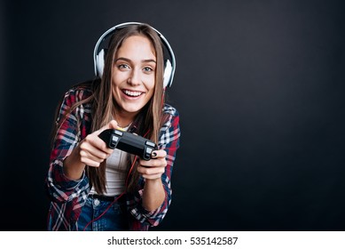 Teen girls play video games com