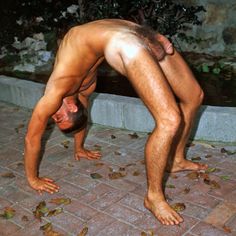 Male nude yoga man showing his ass hombre haciendo yoga