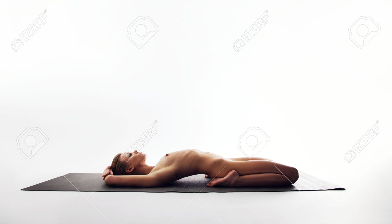 Nackte frauen beim yoga